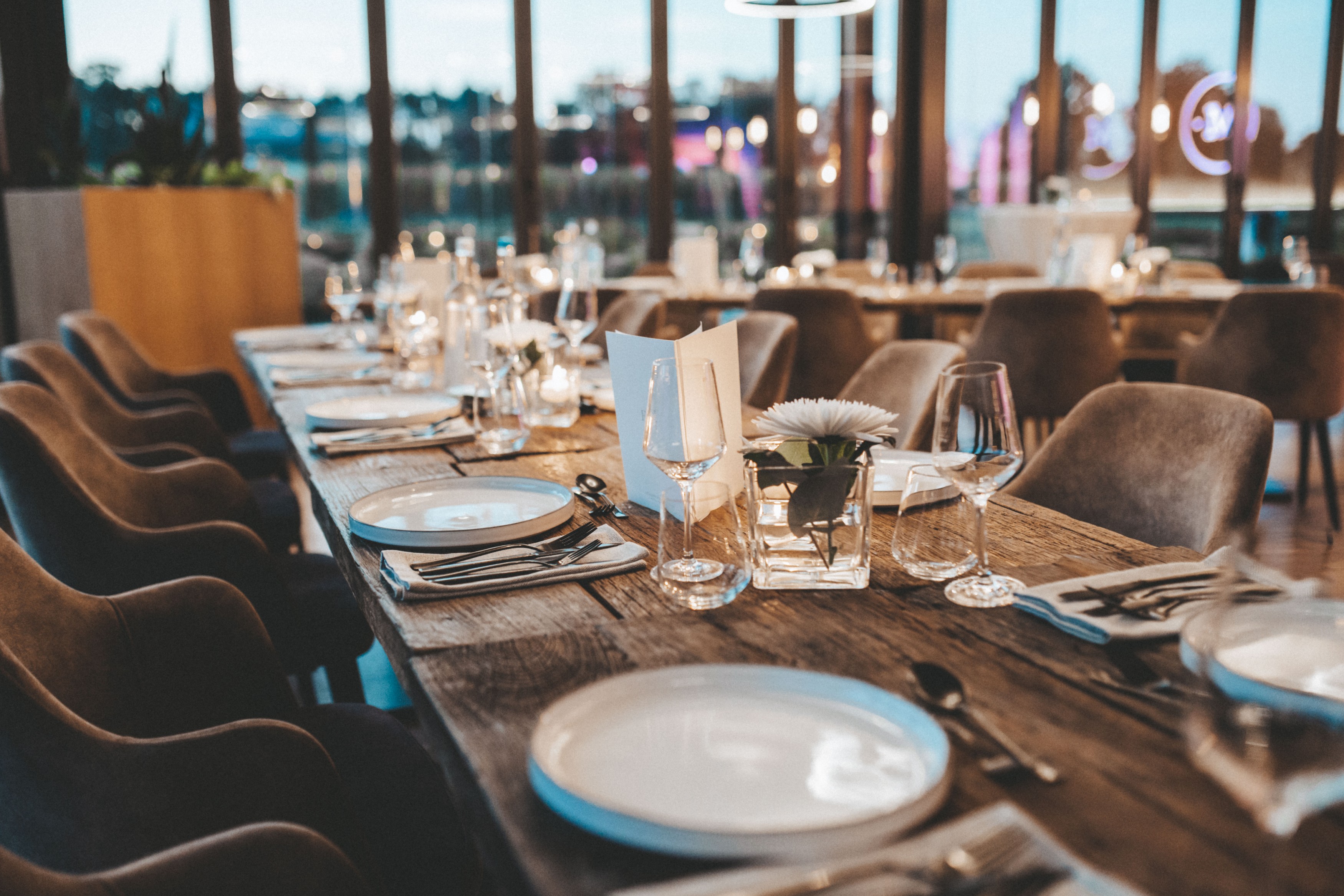 Festlich gedeckter Tisch für ein Hochzeitsdinner bei Mahl und Meute
