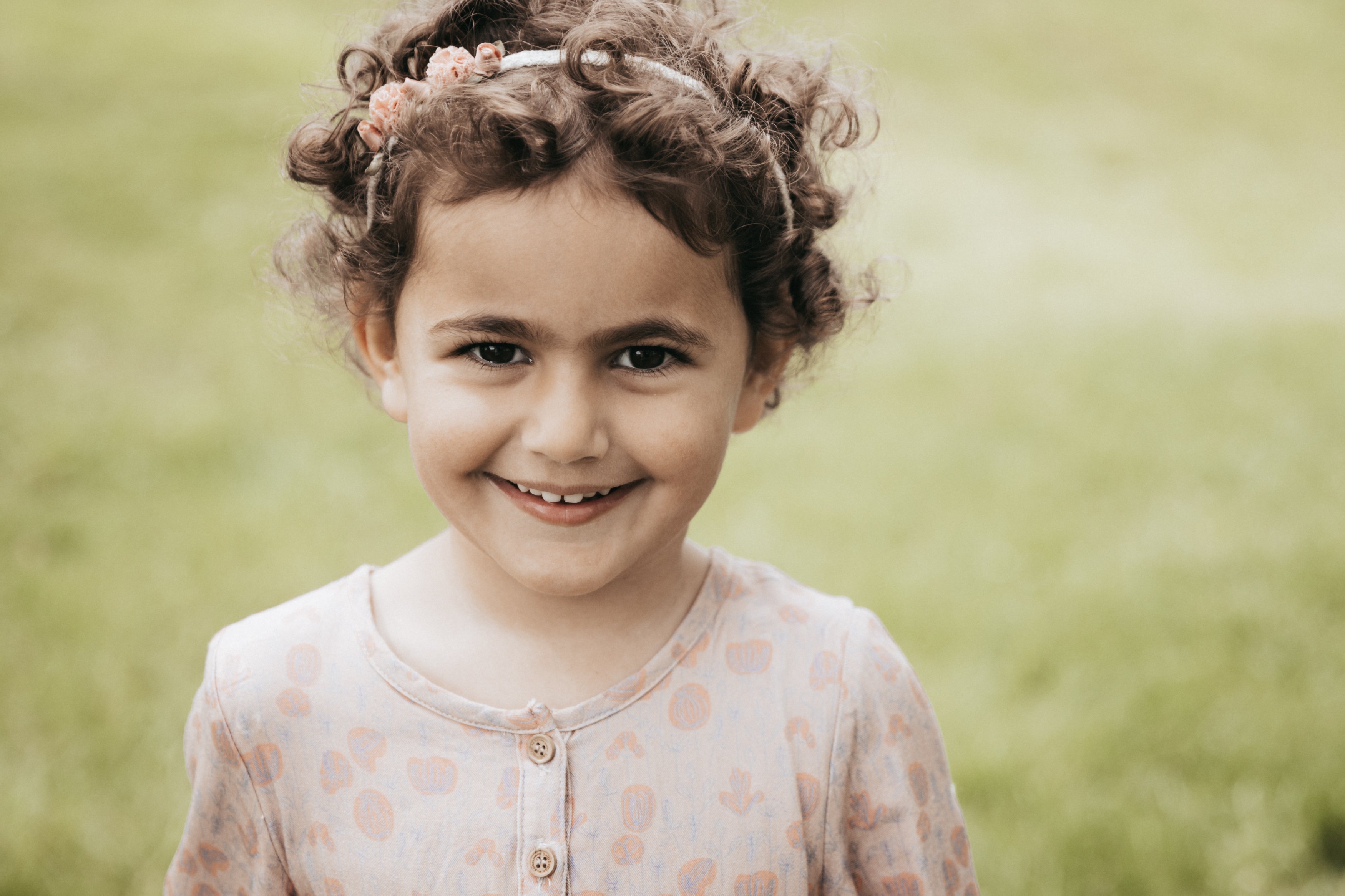 Natürliches Kinderporträt eines Mädchens im Grünen