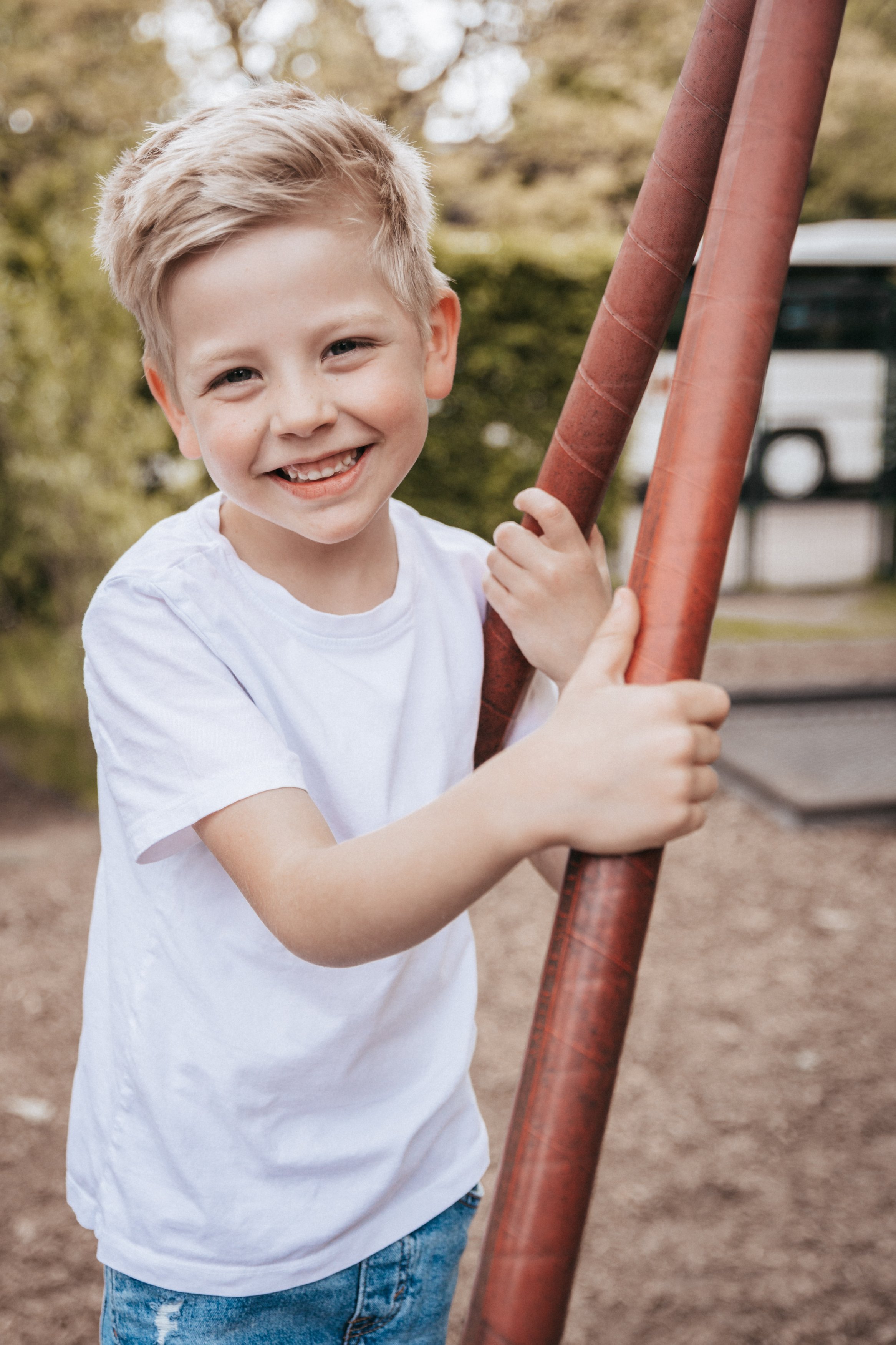 Lachender Junge an einem Spielgerät