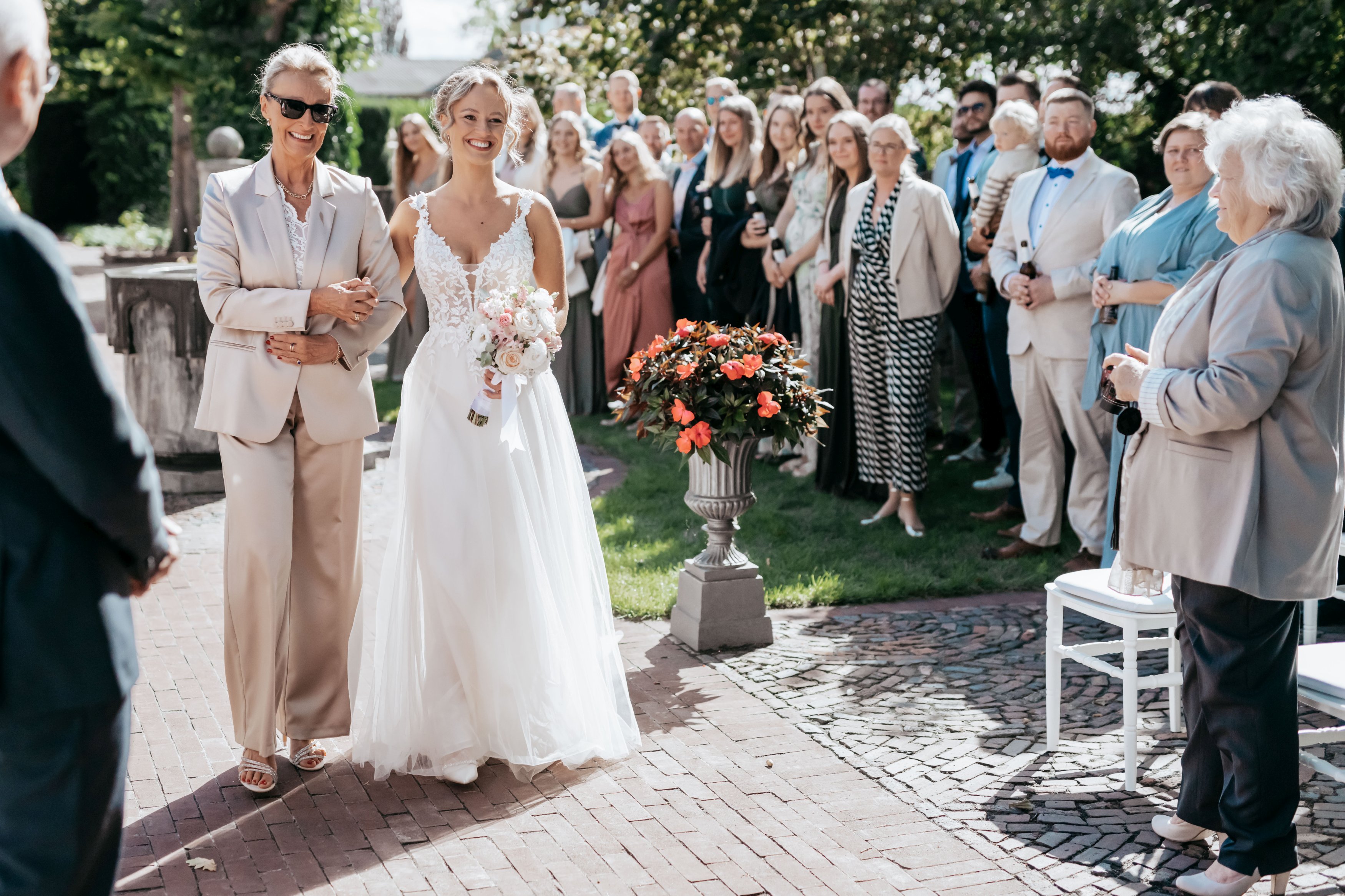 Einzug der Braut zur standesamtlichen Hochzeit am Gut Falkenstein