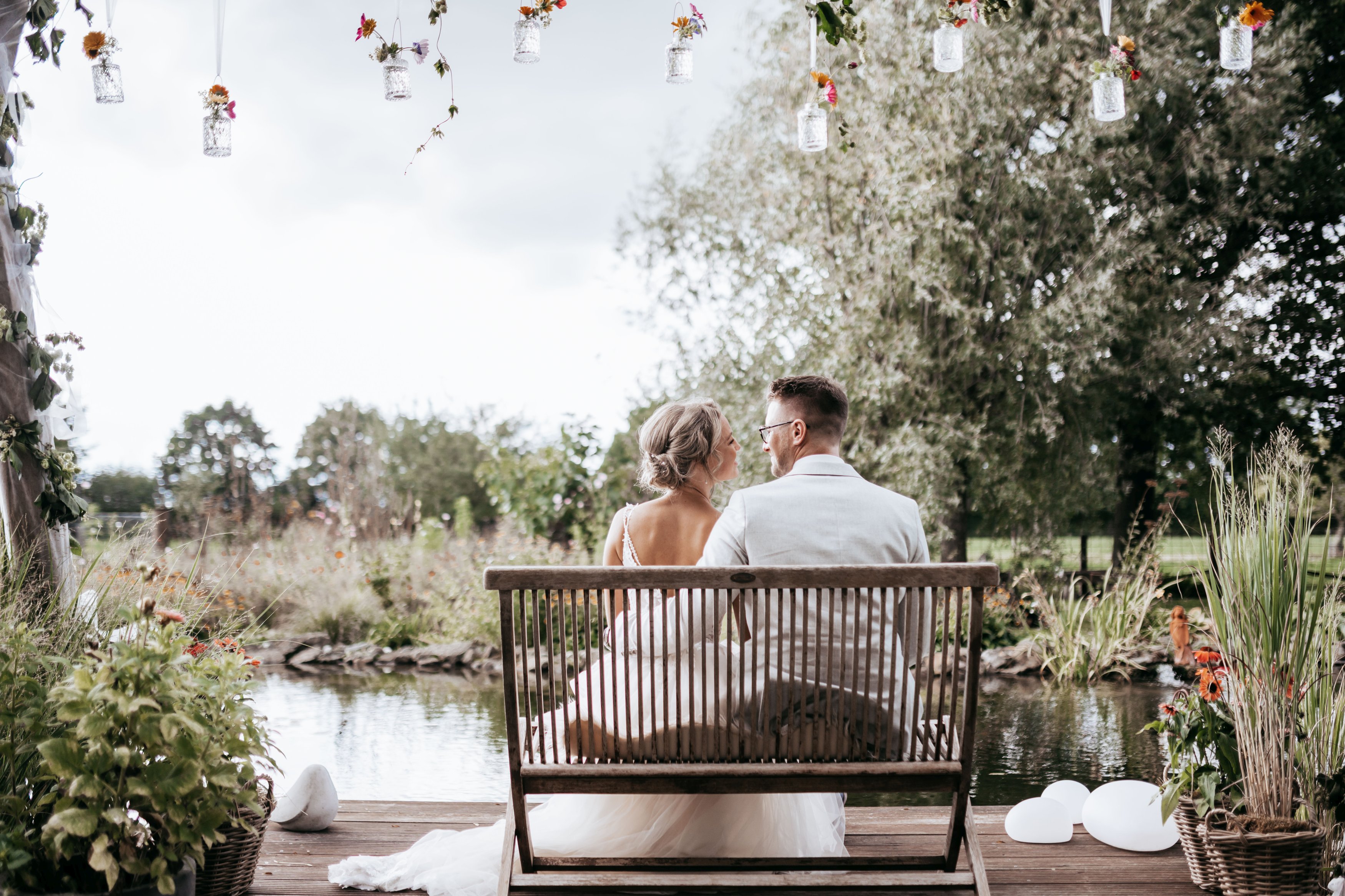 Danielle und Matthias sitzen gemeinsam in einem privaten Garten am Rhein