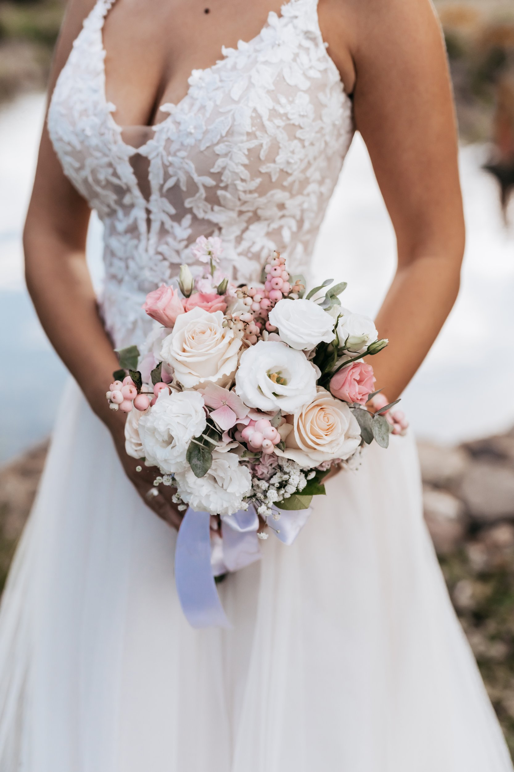 Braut mit einem zarten rosa-weißen Brautstrauß