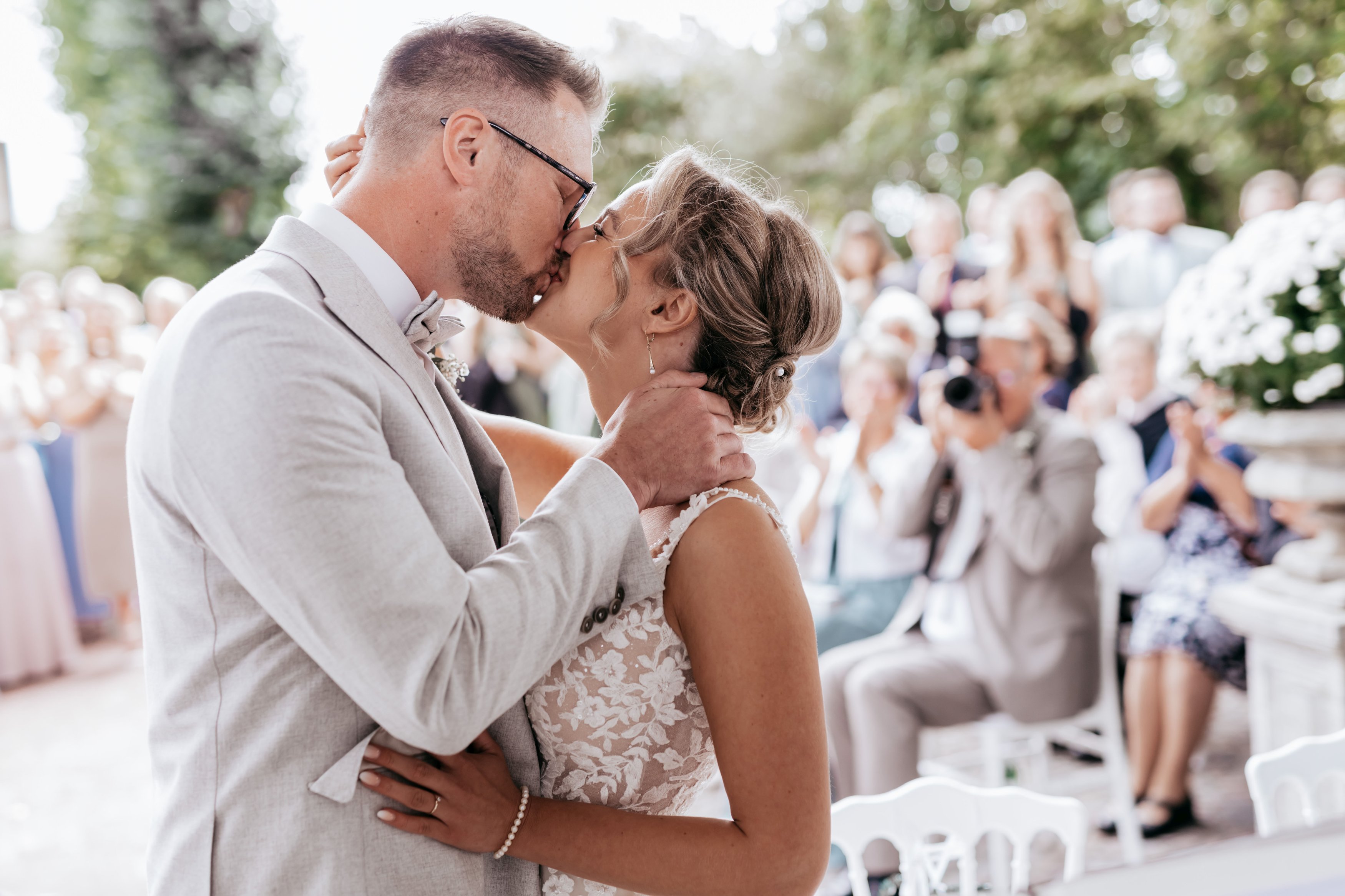 Danielle und Matthias beim Hochzeitskuss am Gut Falkenstein in Emmerich