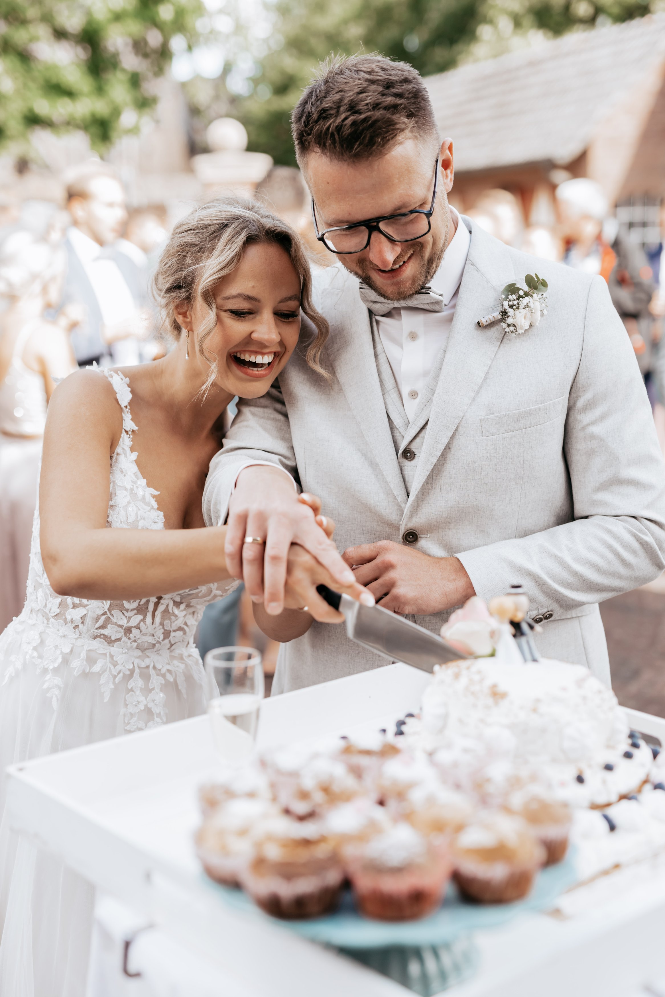 Danielle und Matthias schneiden bei ihrer Hochzeitsfeier in Praest die Torte an